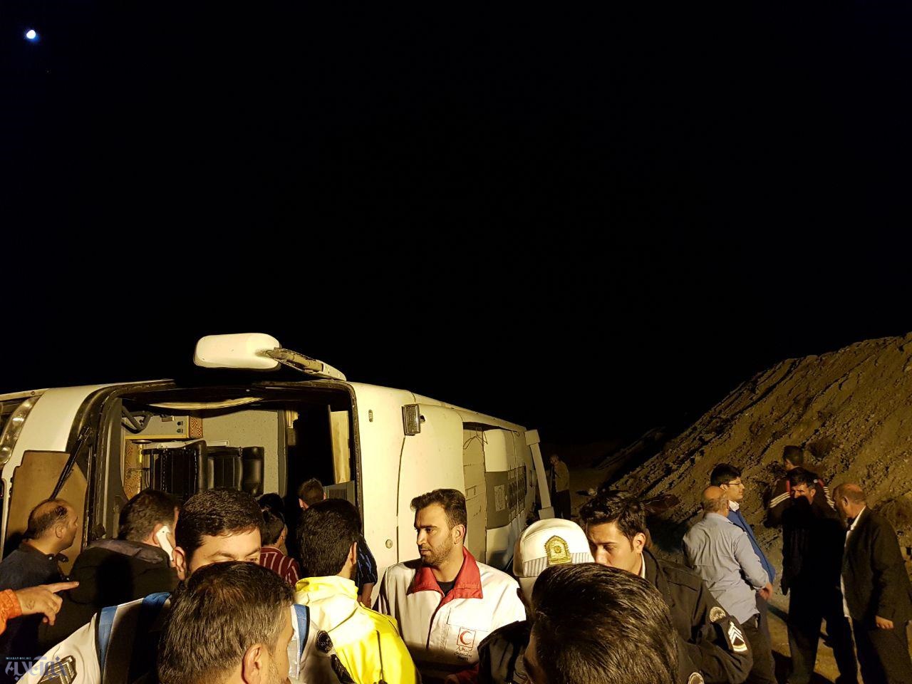 اولین تصاویر از اتوبوس واژگون شده در تنگه آهوان سمنان که دو کشته بر جای گذاشت